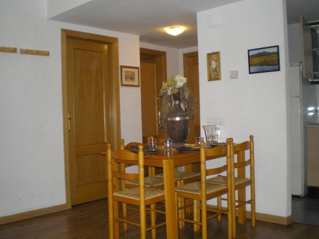 Apartamentos Turísticos Reyes Católicos Zaragoza Quarto foto